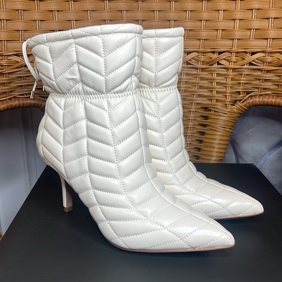 VINCE CAMUTO Leather Faderik Booties Cream Quilted - Picture 5 of 10